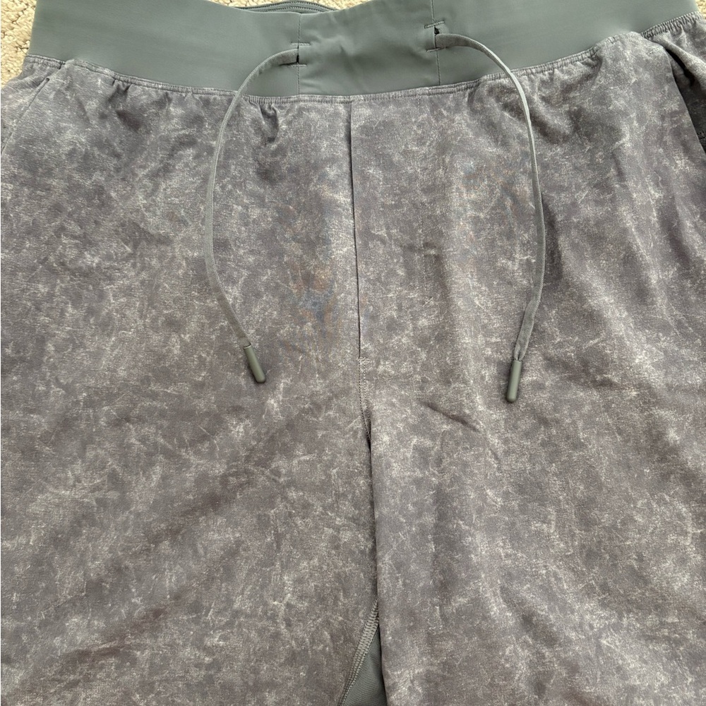 Gray Lululemon men’s 7” unlined short